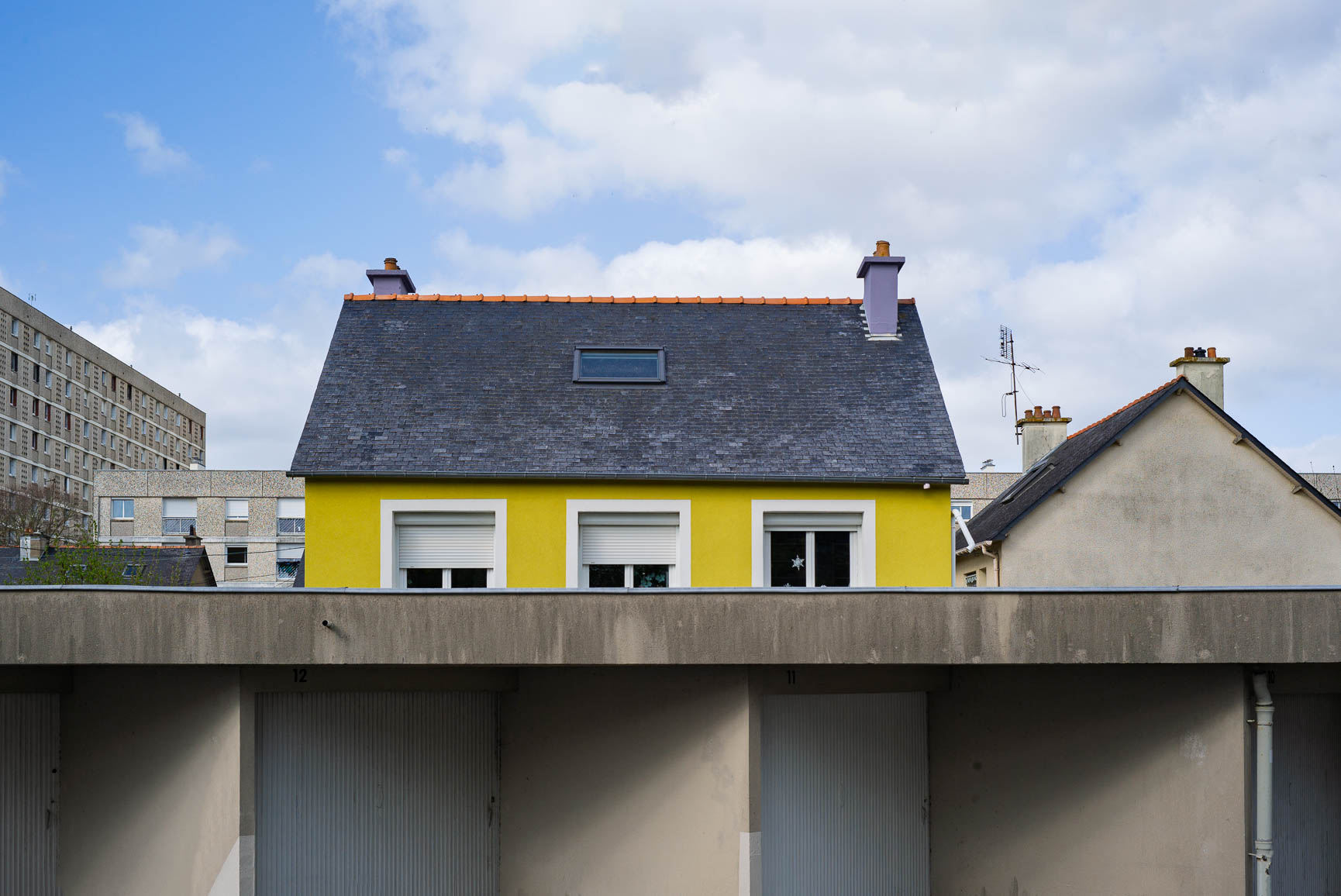 Jaune. 